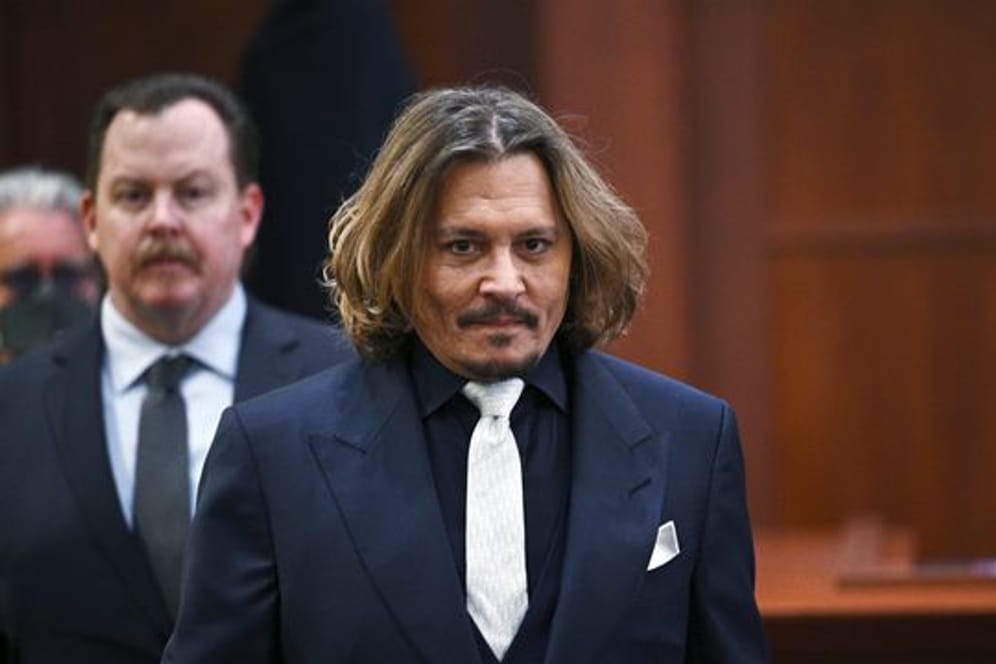 Johnny Depp (r) betritt den Gerichtssaal von Fairfax County.