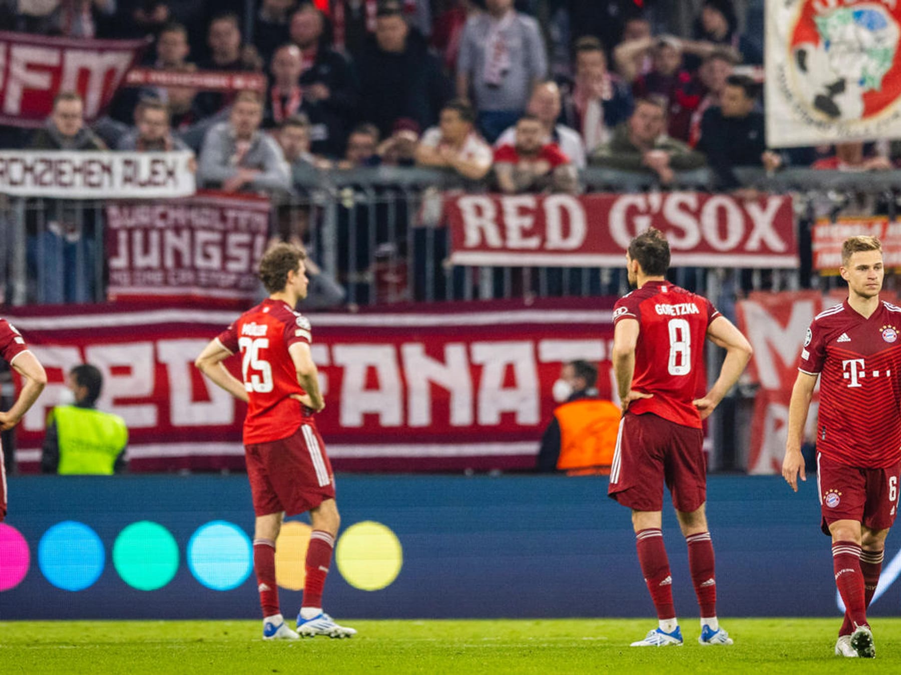 Bayern-Villarreal Betrunkener Köln-Fan sorgt mit Flitzer-Einlage für Lacher