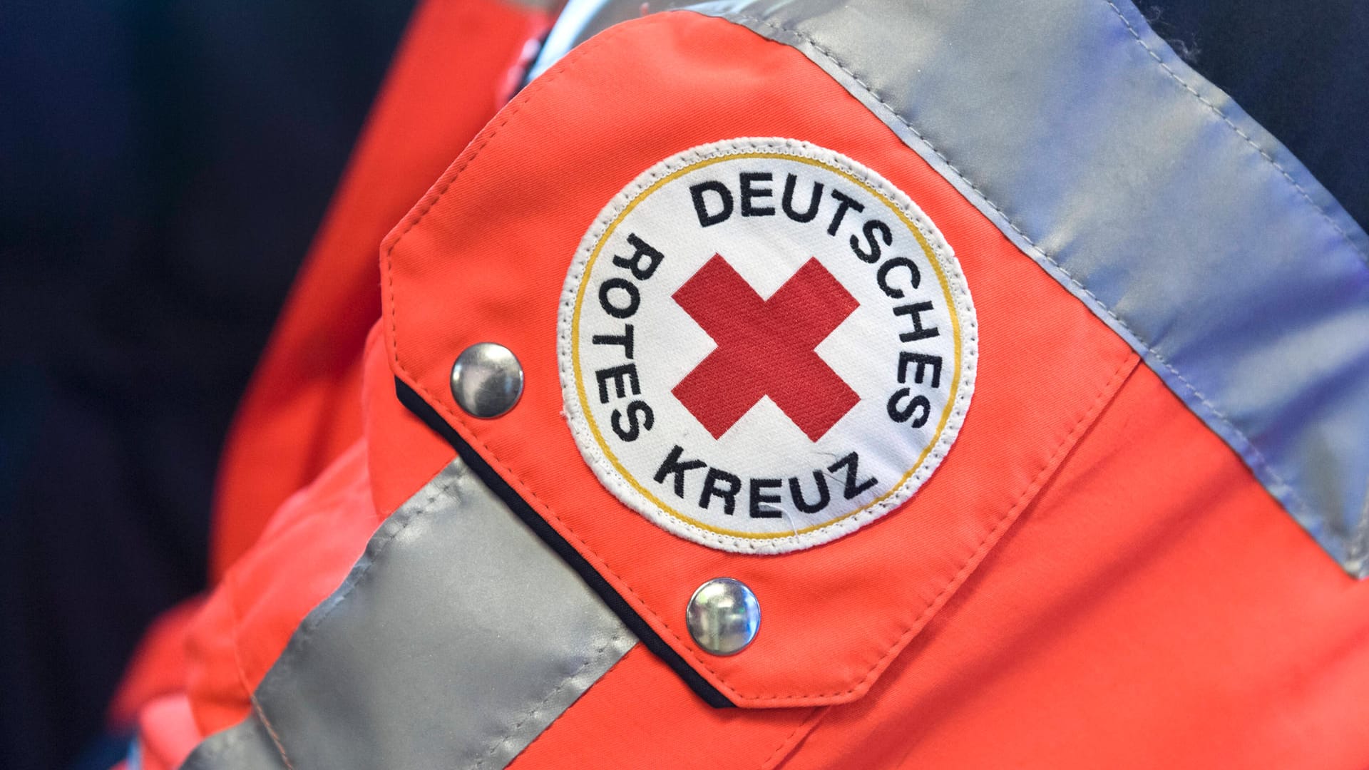 Logo des DRK auf einer Uniform (Symbolbild): In Deutschland gibt es 92 Suchdienststellen des DRK.