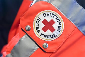 Logo des DRK auf einer Uniform (Symbolbild): In Deutschland gibt es 92 Suchdienststellen des DRK.