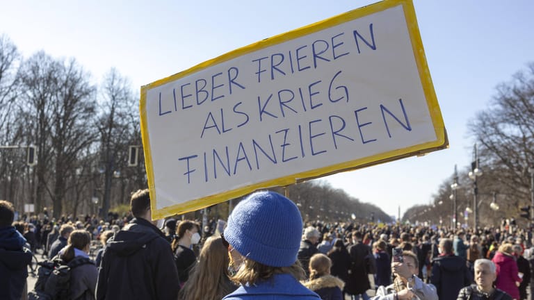 "Lieber frieren als Krieg finanzieren": Menschen demonstrieren für den Frieden.