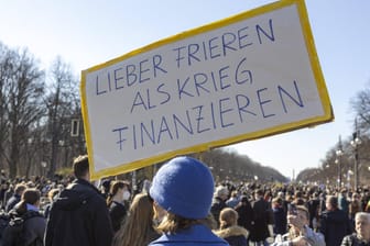 "Lieber frieren als Krieg finanzieren": Menschen demonstrieren für den Frieden.