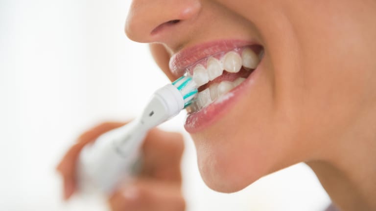Zähne putzen: Nur wenn der Mund keimfrei ist, sind die Geschmacksknospen vor Erregern optimal geschützt.