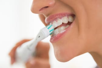 Zähne putzen: Nur wenn der Mund keimfrei ist, sind die Geschmacksknospen vor Erregern optimal geschützt.