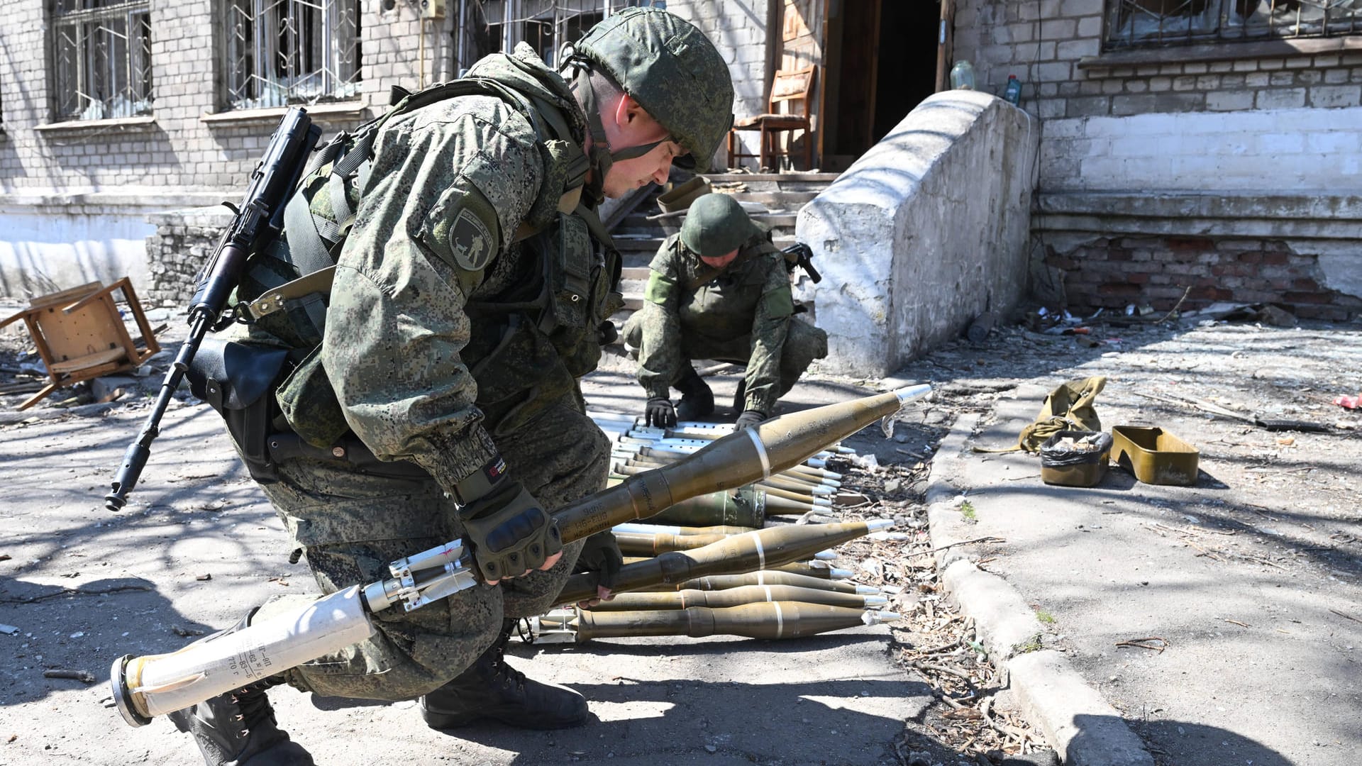 Russische Soldaten räumen einen Unterschlupf der ukrainischen Armee aus (Archivbild): In Mariupol sollen sich mehr als 1.000 Soldaten ergeben haben.