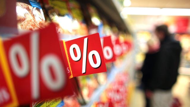 Vor dem Osterfest versuchen die großen Lebensmittelhändler mit Rabatten, die Kauflaune zu steigern.