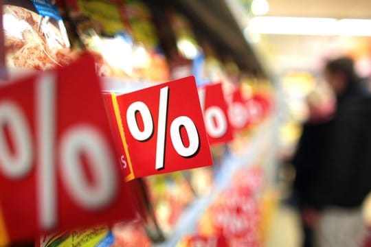 Vor dem Osterfest versuchen die großen Lebensmittelhändler mit Rabatten, die Kauflaune zu steigern.