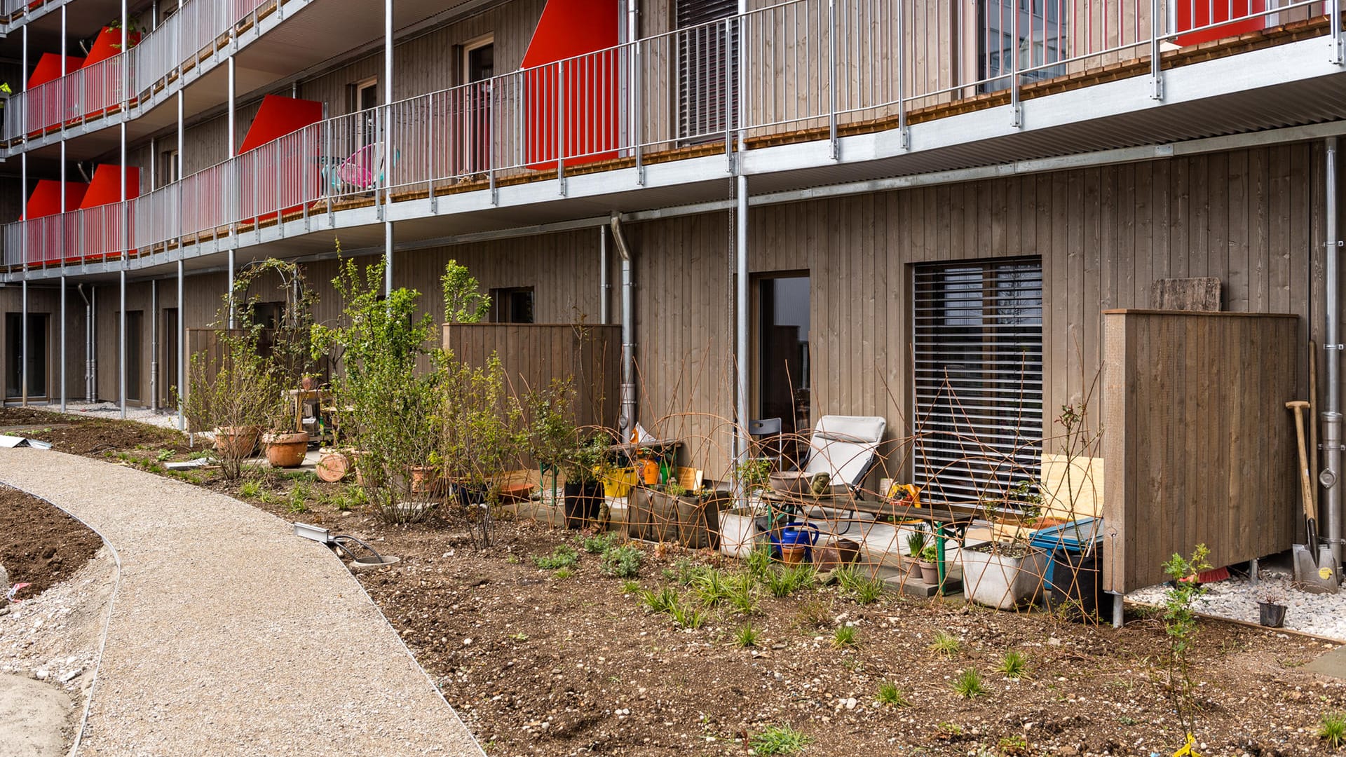 Ein Blick in den Innenhof der Wohnanlage "Haus Rio" im Münchner Stadtteil Riem: Genossenschaftliches Wohnen ist hier gesellig, klimafreundlich und vergleichsweise preiswert.