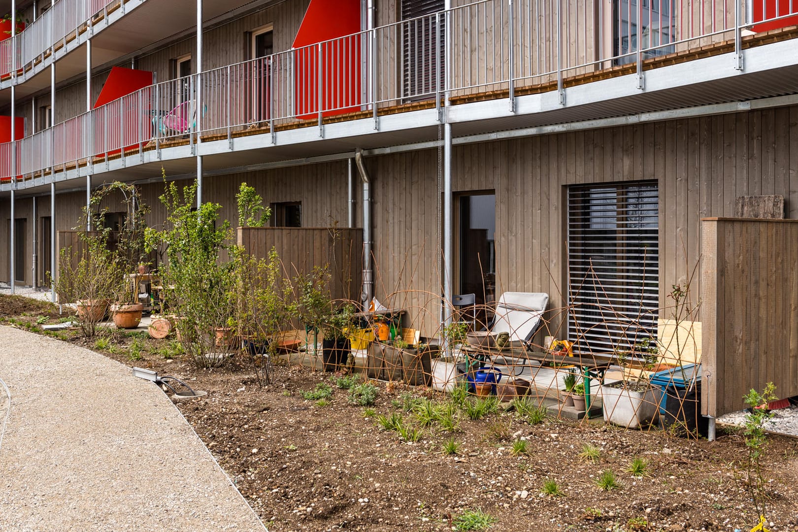 Ein Blick in den Innenhof der Wohnanlage "Haus Rio" im Münchner Stadtteil Riem: Genossenschaftliches Wohnen ist hier gesellig, klimafreundlich und vergleichsweise preiswert.