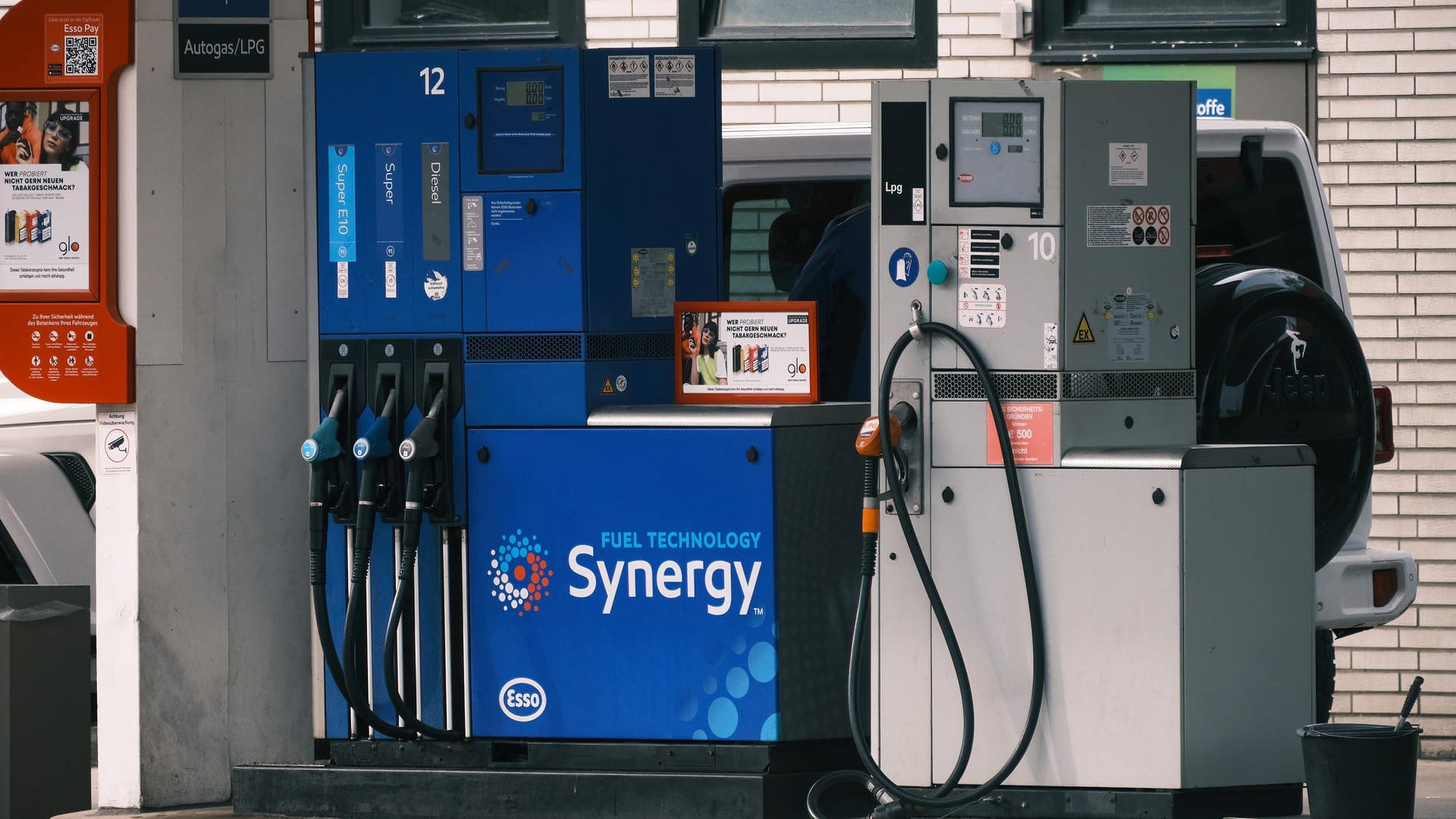Zapfsäule einer Tankstelle (Symbolbild): Immer mehr Bezindiebe machen Berliner Tankstellen zu schaffen.