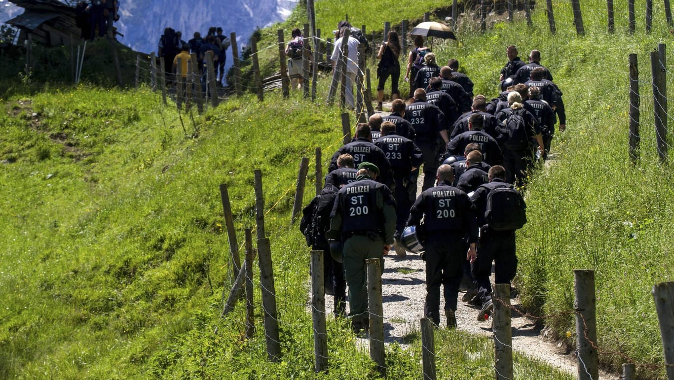 Massives Polizeiaufkommen vor Bergpanorama beim G7-Gipfel 2015 (Archivbild): Wie auch damals erwarten die Region um Elmau auch 2022 Sperrungen, Kontrollen und viel Polizei.