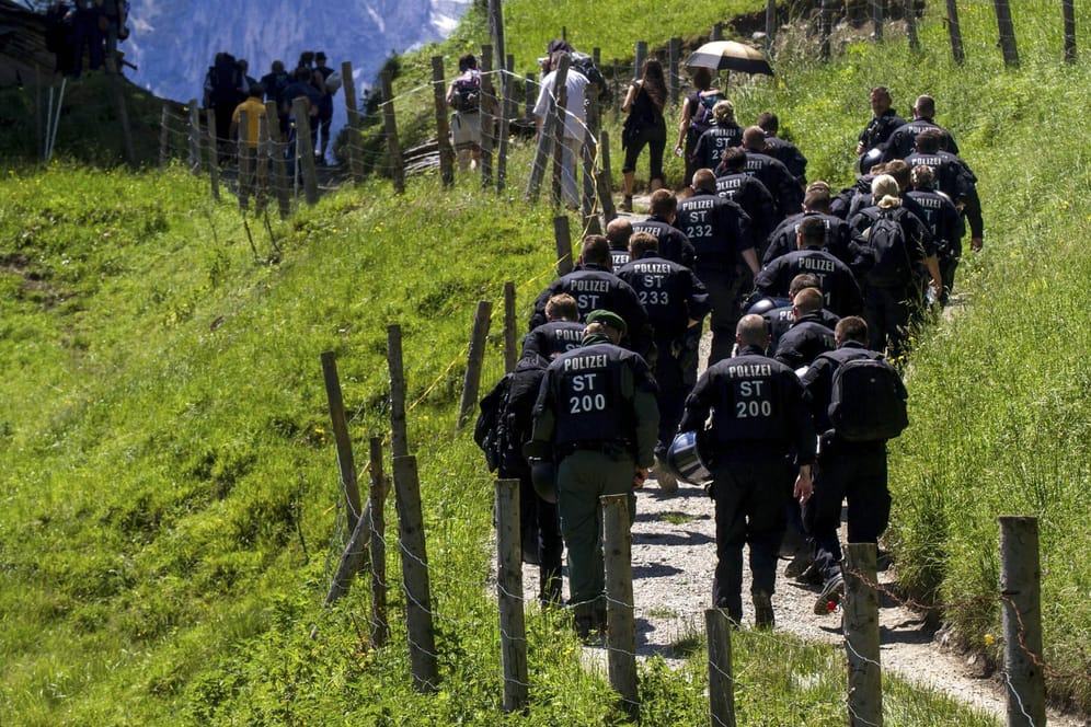 Massives Polizeiaufkommen vor Bergpanorama beim G7-Gipfel 2015 (Archivbild): Wie auch damals erwarten die Region um Elmau auch 2022 Sperrungen, Kontrollen und viel Polizei.