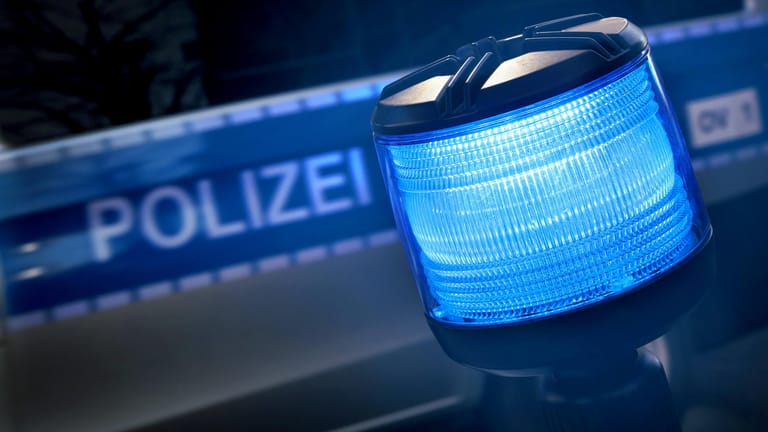 Die Polizei ist mit Blaulicht im Einsatz (Symboldbild): Auf der Eisenbahnstraße in Leipzig hat ein Mann eine Schreckschusswaffe abgefeuert.