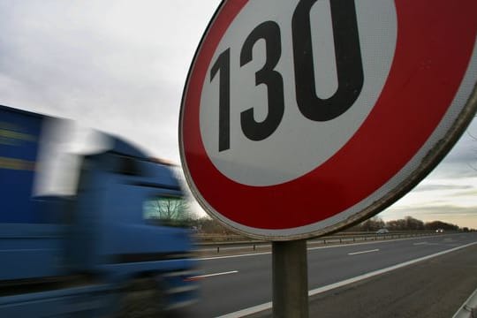 Wie viel Einsparung bringt ein Tempolimit auf der Autobahn? Der Kraftstoffgesamtverbrauch könnte um 1,5 bis 4 Prozent sinken.