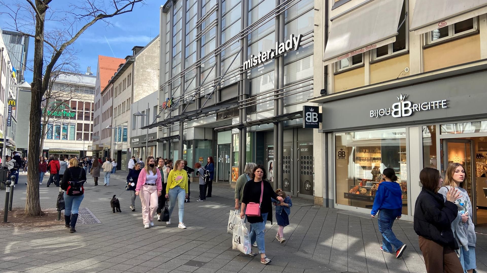 Trubel in der Breiten Gasse in Nürnberg trotz Leerstand einiger Geschäfte.