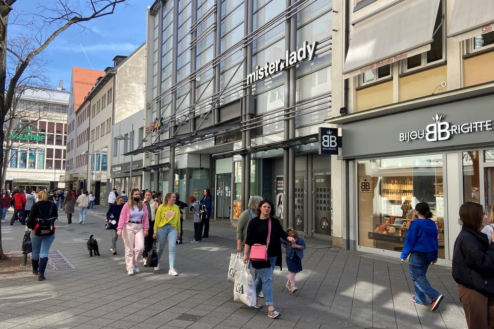 Trubel in der Breiten Gasse in Nürnberg trotz Leerstand einiger Geschäfte.