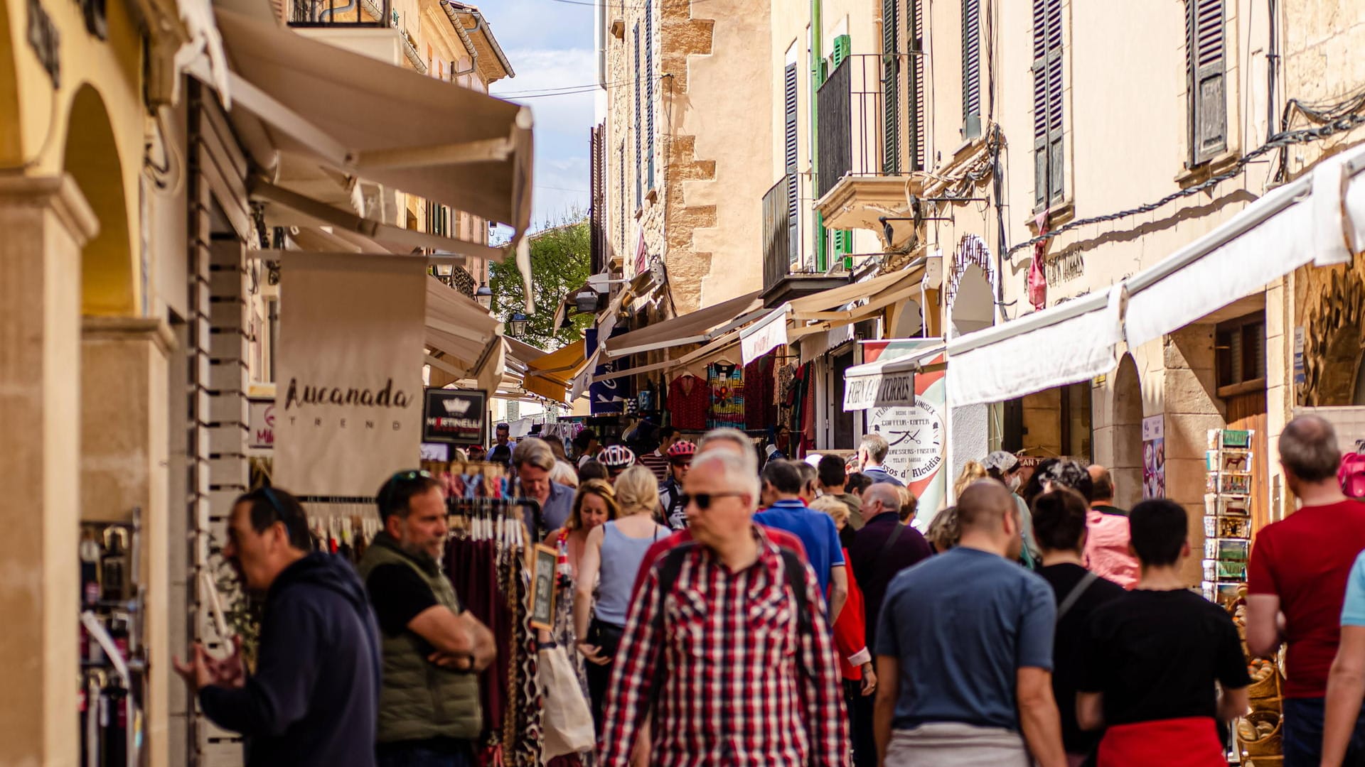 Touristen auf Mallorca (Symbolfoto): Die Deutschen reisen in diesem Jahr besonders gern wieder ins europäische Ausland.