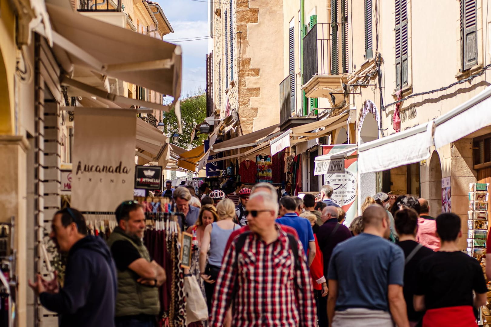 Touristen auf Mallorca (Symbolfoto): Die Deutschen reisen in diesem Jahr besonders gern wieder ins europäische Ausland.