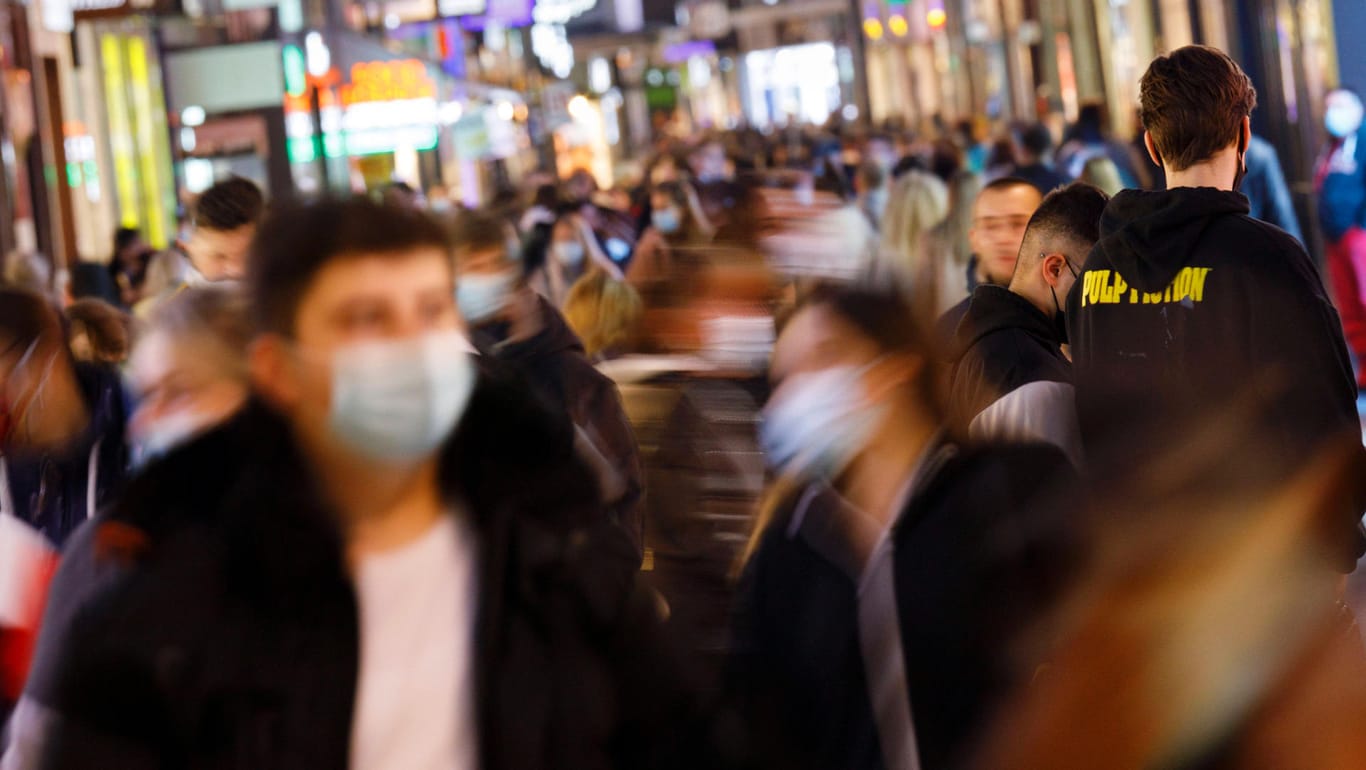 Er bleibt in Köln vielerorts ein Begleiter (Symbolfoto): der Mund-Nasen-Schutz. Eine allgemeine Pflicht gibt es nicht mehr, in Museen und städtischen Gebäuden muss trotzdem noch Maske getragen werden.