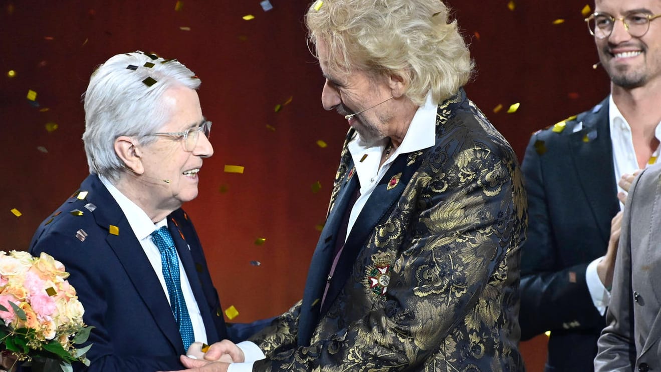 Frank Elstner und Thomas Gottschalk bei "Wetten, dass..?" im November 2021: Danach wurde bekannt, dass die Show jährlich einmal laufen soll.