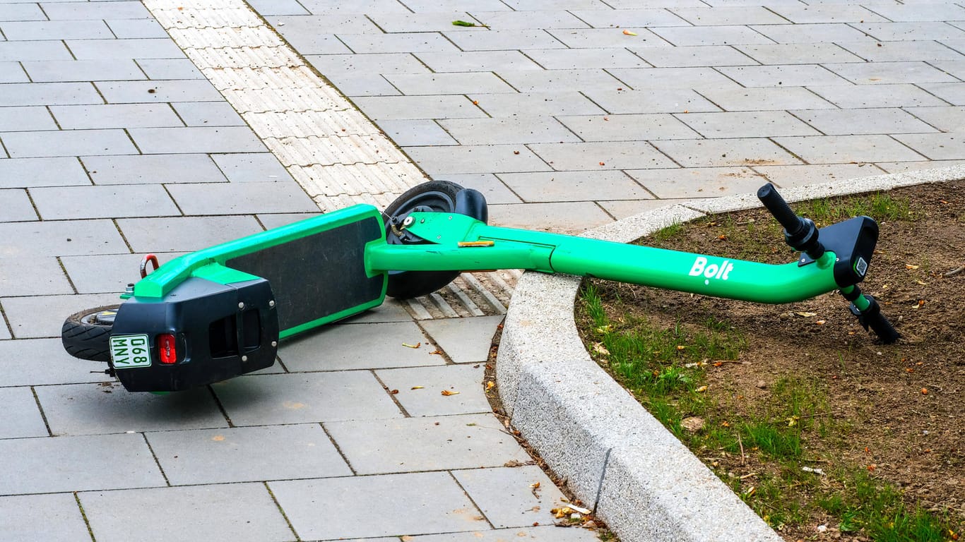 E-Scooter der Marke Bolt liegt auf dem Boden (Symboldbild): Ein 19-Jähriger wurde auf einem E-Scooter in Berlin-Mitte von einem Auto angefahren und verletzt.