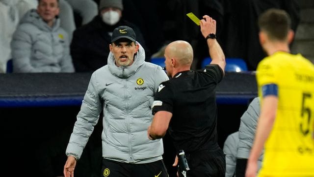 Gelb: Chelsea-Coach Thomas Tuchel wird von Referee Szymon Marciniak verwarnt.