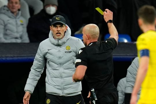 Gelb: Chelsea-Coach Thomas Tuchel wird von Referee Szymon Marciniak verwarnt.