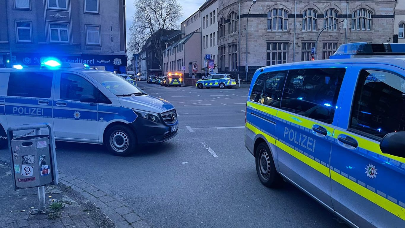 Polizeiwagen am Einsatzort: In Dortmund kam es zu einer größeren Auseinandersetzung zwischen mehreren Jugendlichen.