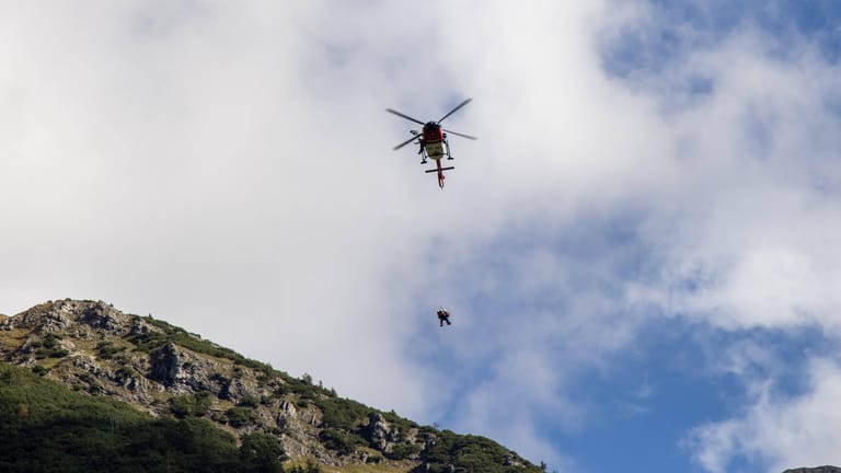 Die Bergwacht bei einem Einsatz mit Hubschrauber (Symbolbild): So wie hier müssen jährlich Hunderte Menschen in den Alpen gerettet werden. Für manche kommt die Hilfe zu spät.