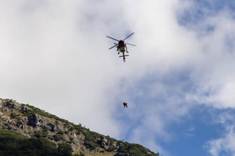 Die Bergwacht bei einem Einsatz mit Hubschrauber (Symbolbild): So wie hier müssen jährlich Hunderte Menschen in den Alpen gerettet werden. Für manche kommt die Hilfe zu spät.