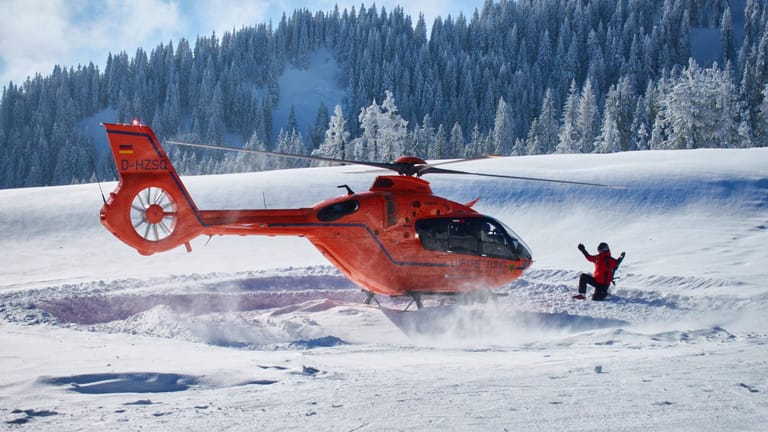 Ein Rettungshubschrauber landet im Schnee der bayerischen Alpen (Archivbild): Einsätze gibt es für die Bergwacht im Sommer wie Winter.