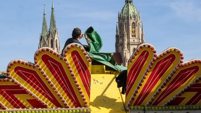 Aufbau Frühlingsfest auf der Theresienwiese