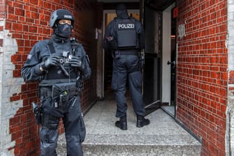 Polizeieinsatz (Archivbild): In Duisburg ist ein Mann, der die Beamten angegriffen hatte, erschossen worden.