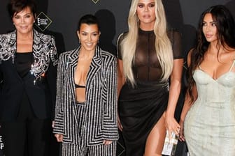 Kris Jenner (l-r), Kourtney Kardashian, Khloe Kardashian und Kim Kardashian bei den Peoples Choice Awards 2019.