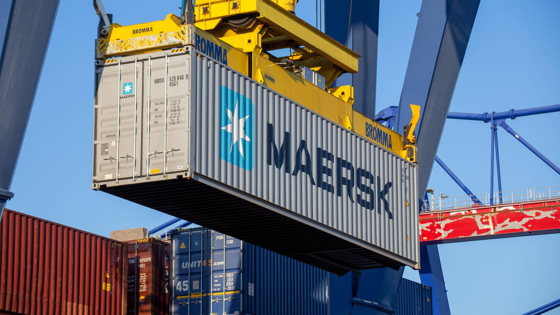 Maersk-Container auf einem Containerumschlag (Symbolbild): Berlin exportiert vor allem in die USA und nach China. Maersk-Container auf einem Containerumschlag (Symbolbild): Berlin exportiert vor allem in die USA und nach China.