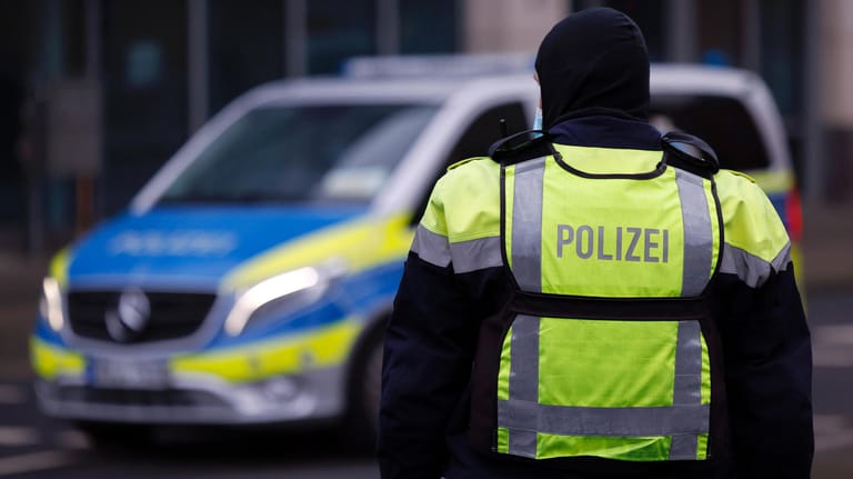 Polizist in NRW (Symbolbild): Eine Frau soll zwei Kinder getötet haben.