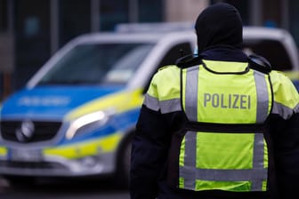 Polizist in NRW (Symbolbild): Eine Frau soll zwei Kinder getötet haben.