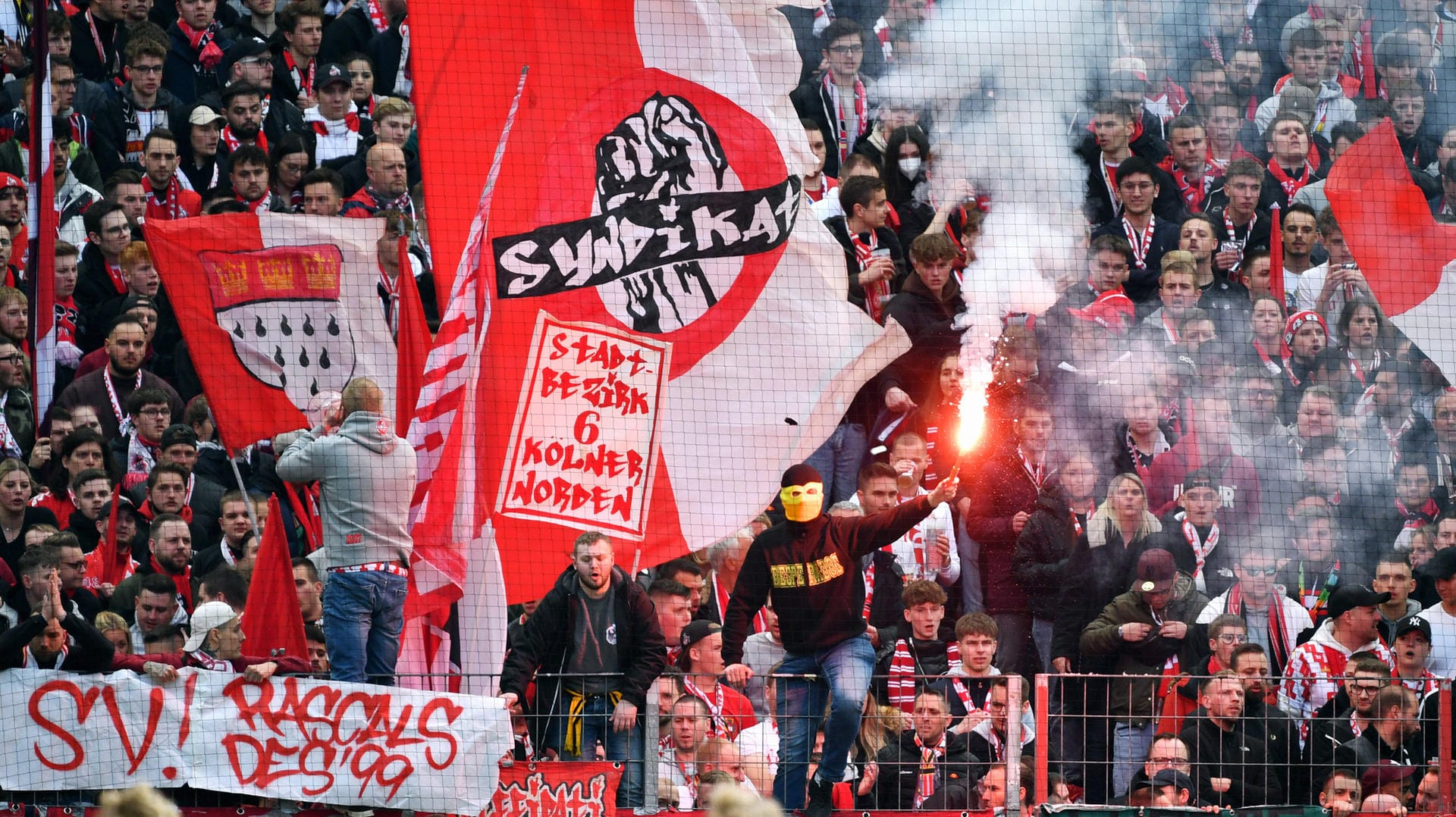 Bengalische Feuer im Rhein-Energie-Stadion: Am vergangenen Samstag waren die Ultras vom 1. FC Köln erstmals wieder mit dabei.