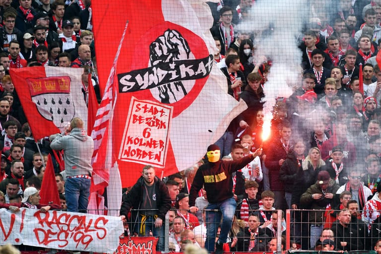 Bengalische Feuer im Rhein-Energie-Stadion: Am vergangenen Samstag waren die Ultras vom 1. FC Köln erstmals wieder mit dabei.