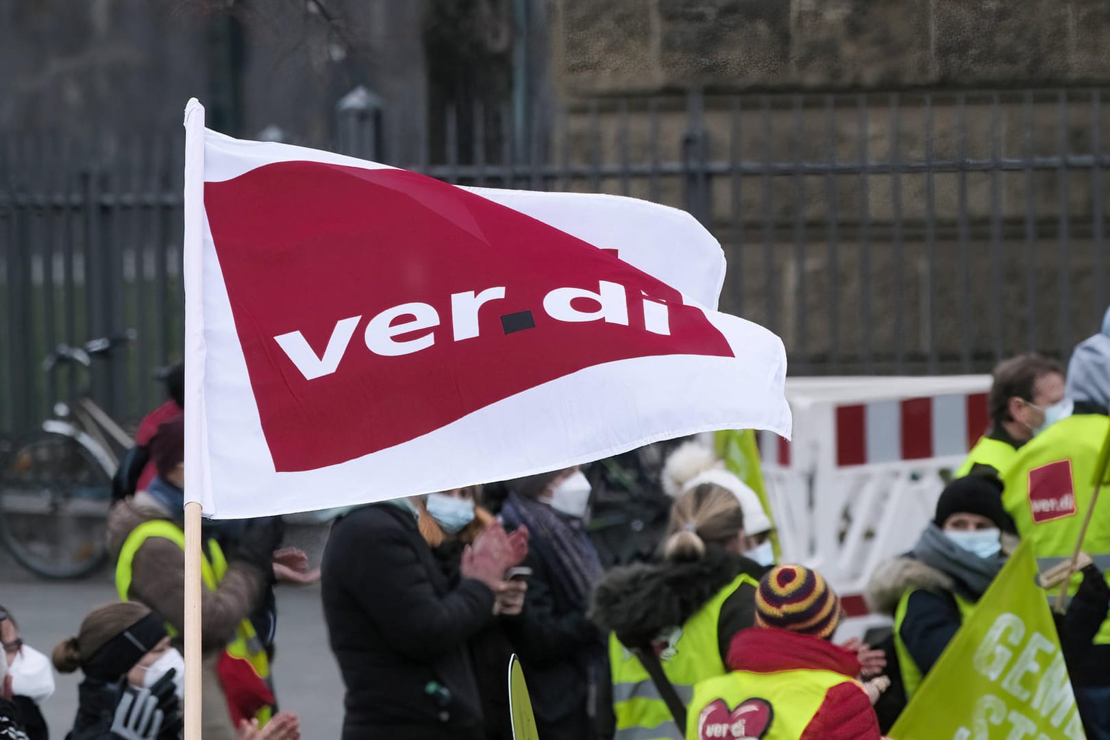 ver.di Fahne bei einem Warnstreik der Unikliniken in NRW (Archivbild): Die sechs Unikliniken in NRW streiken auch am Mittwoch weiter, mit jeweils etwa 100 Beschäftigten.