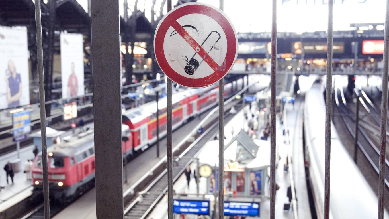 Ein Rauchverbotsschild am Hauptbahnhof in Hamburg (Symbolbild): Eine Zigarette kommt einen Mann teuer zu stehen.