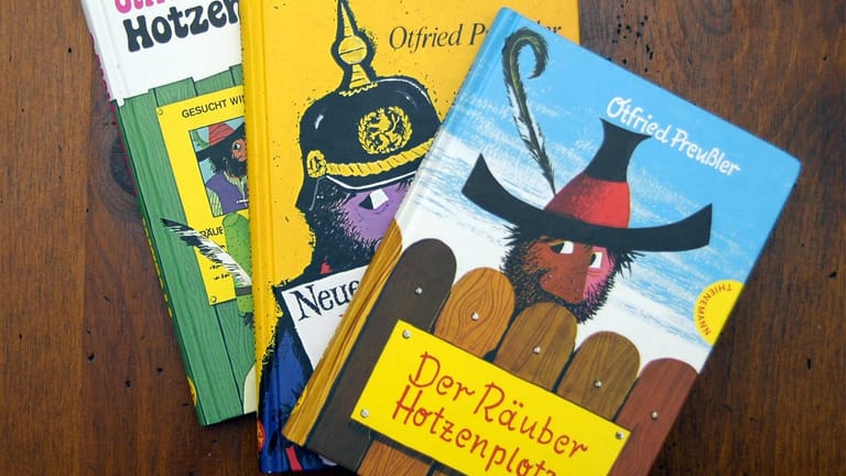 Bücher von Ottfried Preußlers "Der Räuber Hotzenplotz" (Symbolbild): Der Kinderbuchklassiker ist neu verfilmt worden.