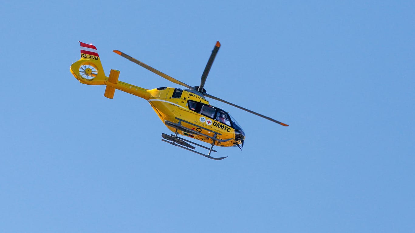 Österreichischer Rettungshubschrauber (Symbolbild): Zwei Urlauber aus Deutschland stürzten beim Segelfliegen ab.