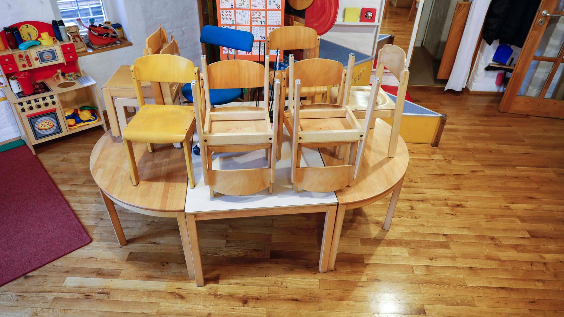 Leerstehende Kindertagesstätte (Symbolbild): In Niedersachsen und Bremen haben einige Kitas wegen Personalausfällen geschlossen. Leerstehende Kindertagesstätte (Symbolbild): In Niedersachsen und Bremen haben einige Kitas wegen Personalausfällen geschlossen.