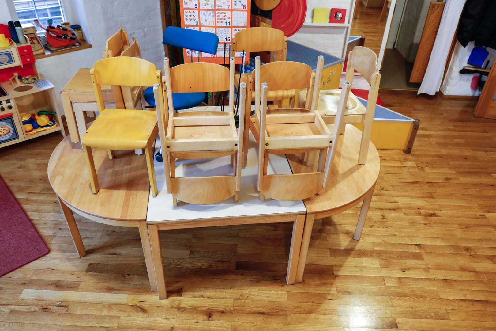 Leerstehende Kindertagesstätte (Symbolbild): In Niedersachsen und Bremen haben einige Kitas wegen Personalausfällen geschlossen.