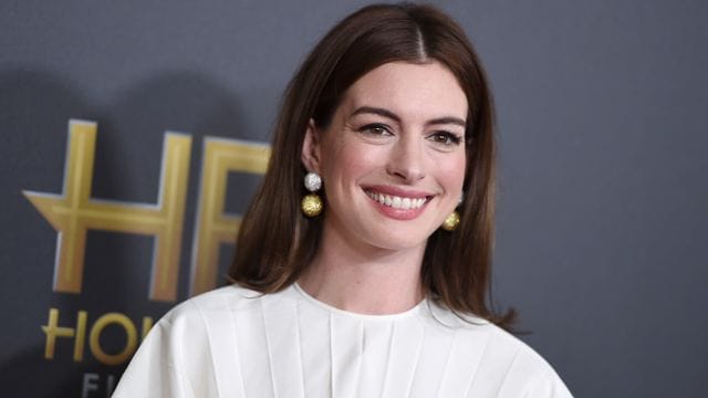 Anne Hathaway kann in einem Werbefilm für die Schweiz ihr komisches Talent ausspielen.