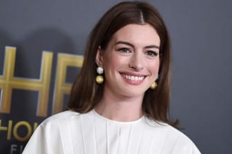 Anne Hathaway kann in einem Werbefilm für die Schweiz ihr komisches Talent ausspielen.
