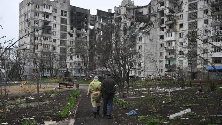 Das Bild eines völlig zerstörten Hauskomplexes in der ukrainischen Hafenstadt Mariupol.
