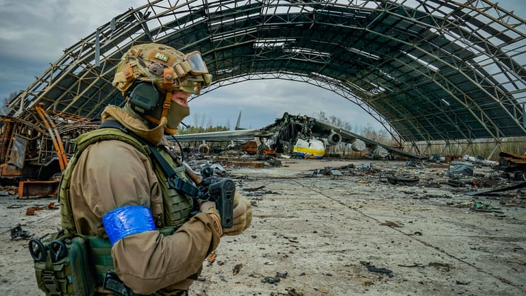 Ein ukrainischer Soldat: Die EU unterstützt die Ukraine finanziell.