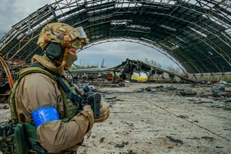 Ein ukrainischer Soldat: Die EU unterstützt die Ukraine finanziell.